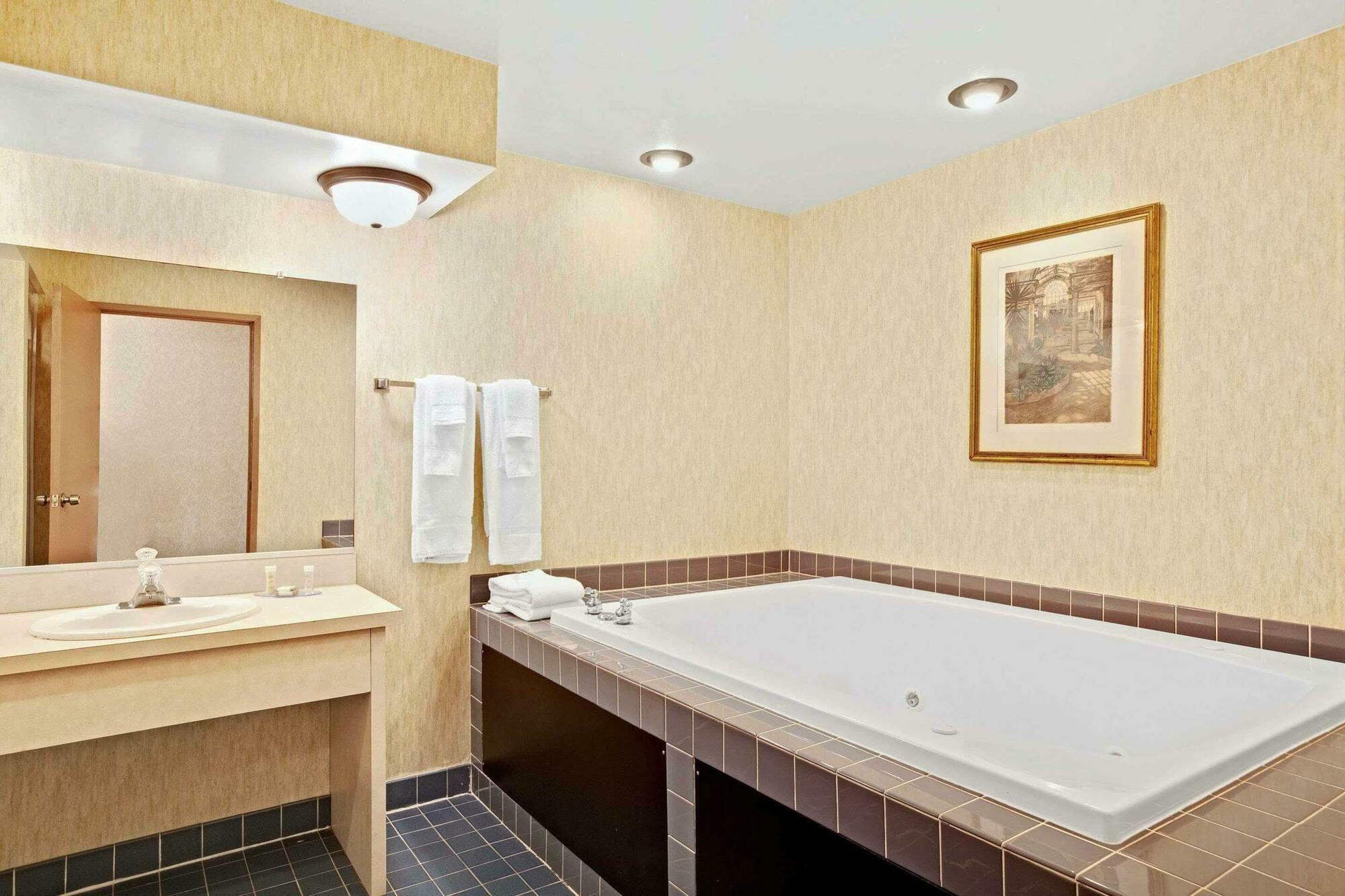 Howard Johnson By Wyndham Blackwood Near Philadelphia Экстерьер фото